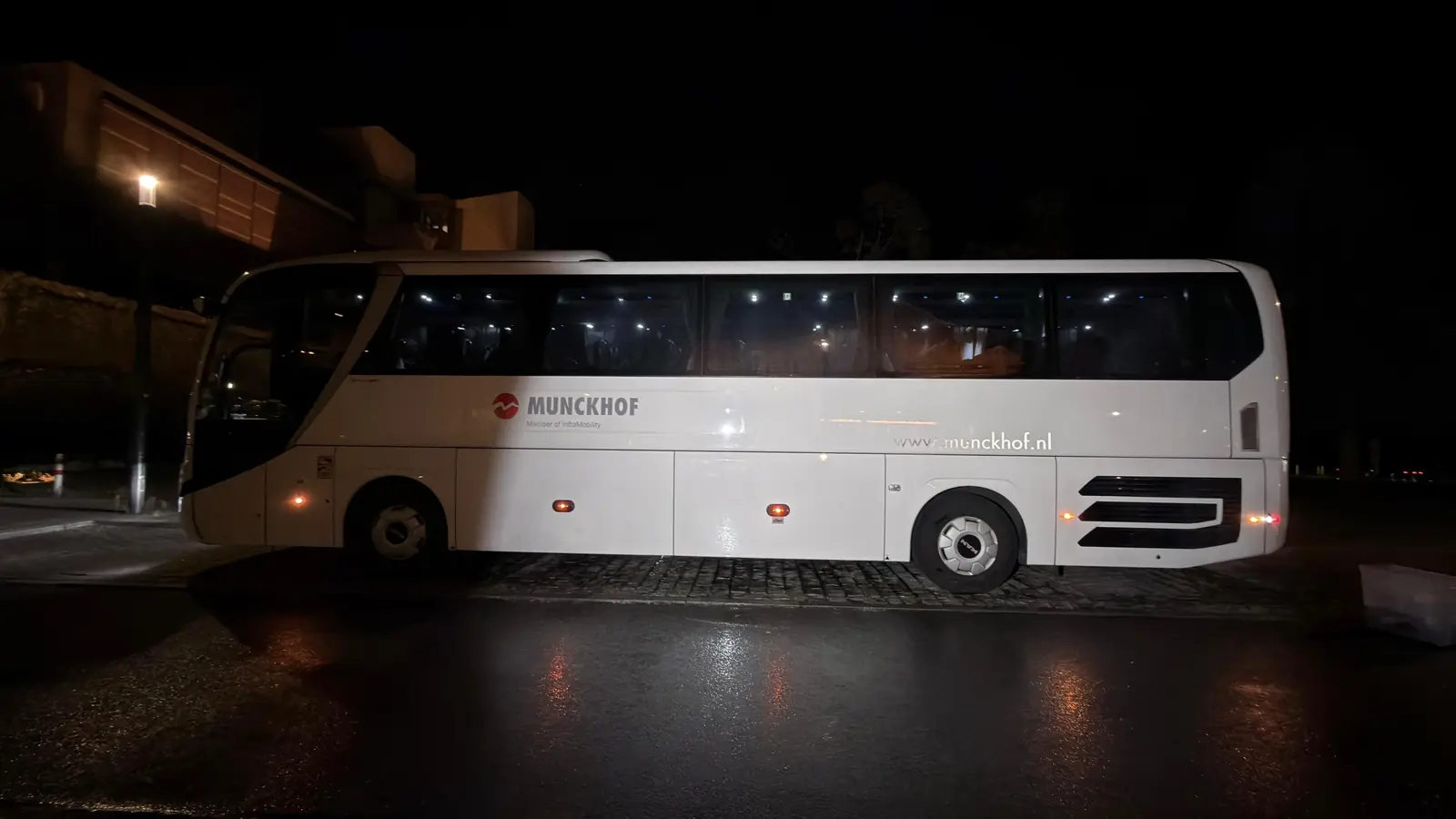 Weitere gereinigte Seitenansicht des Reisebusses nach der Graffitientfernung