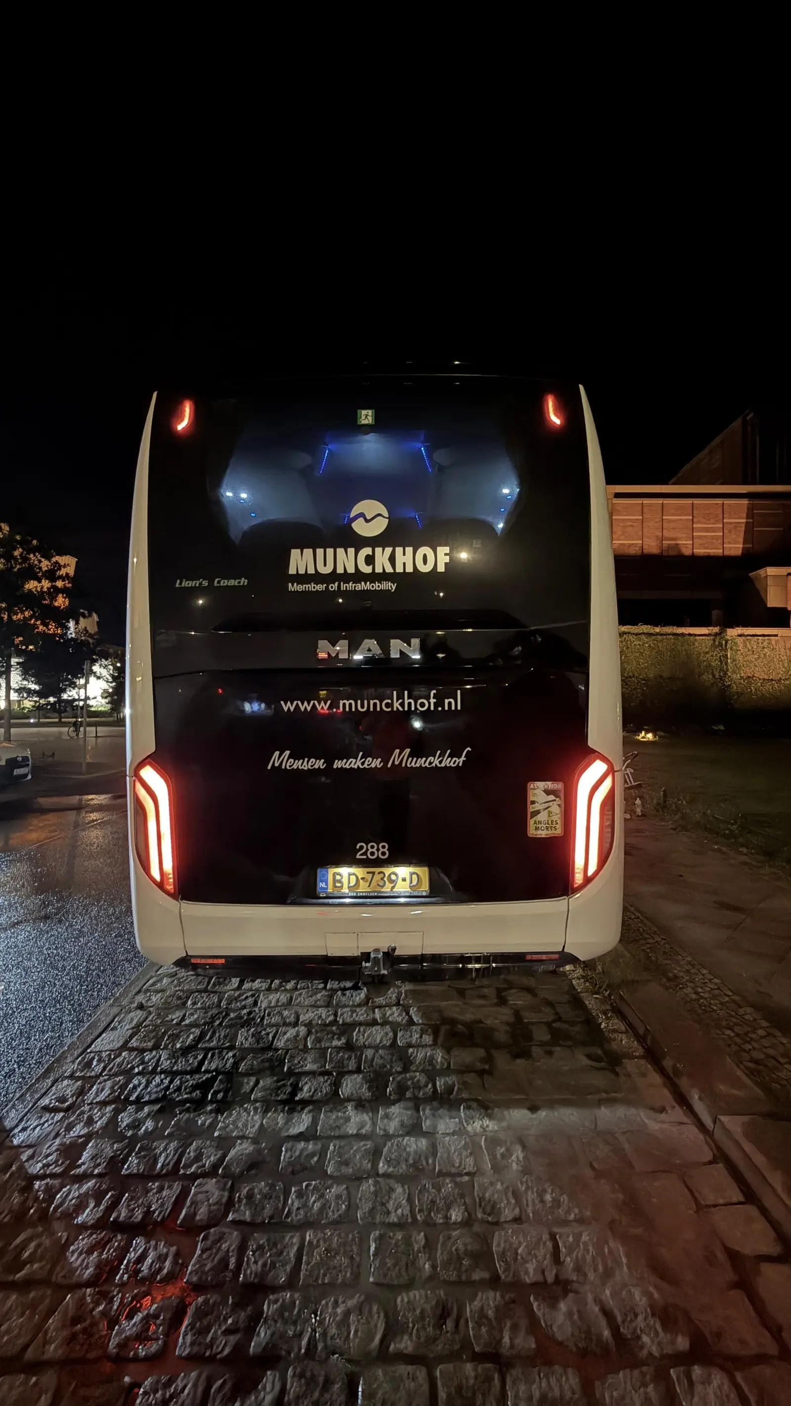 Heck des Reisebusses nach der Entfernung der Graffitischriftzüge