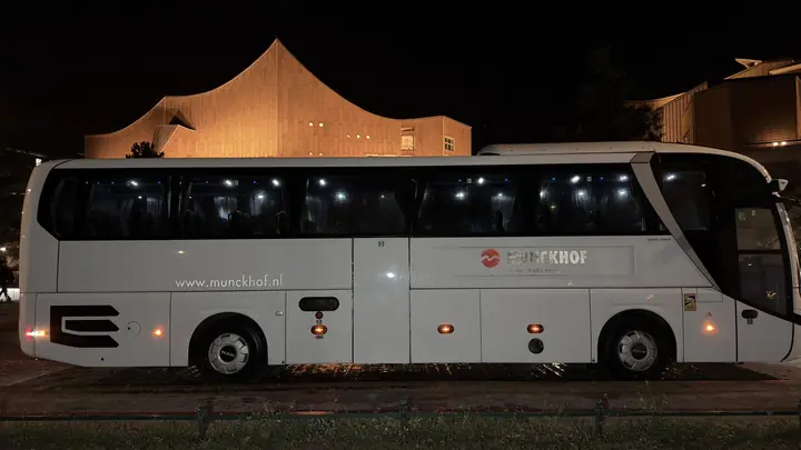 Reisebus nach der Graffitientfernung mit wieder sichtbarer Fahrzeugbeschriftung