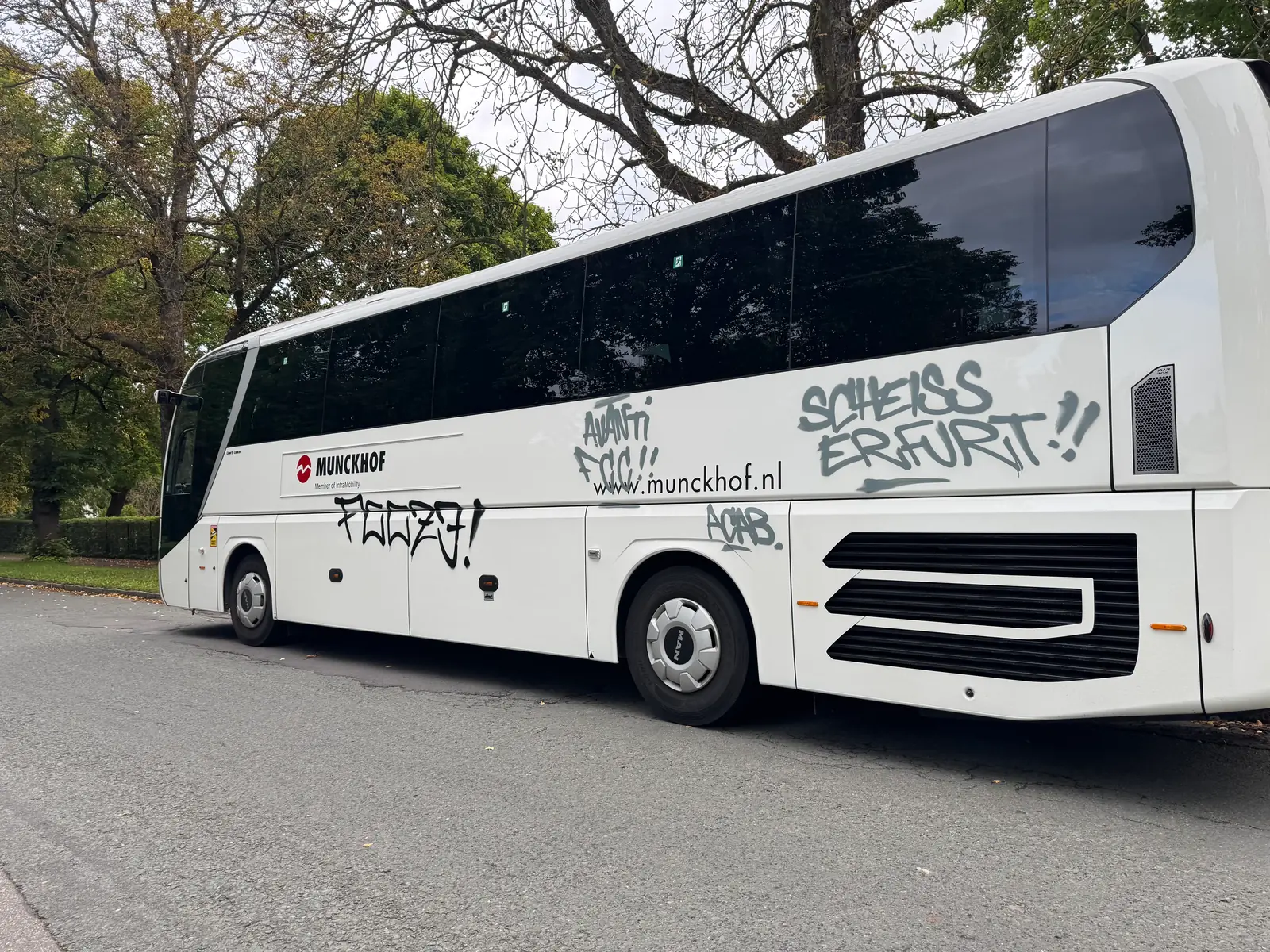 Weitere mit Graffiti besprühte Seite des Reisebusses vor der Reinigung