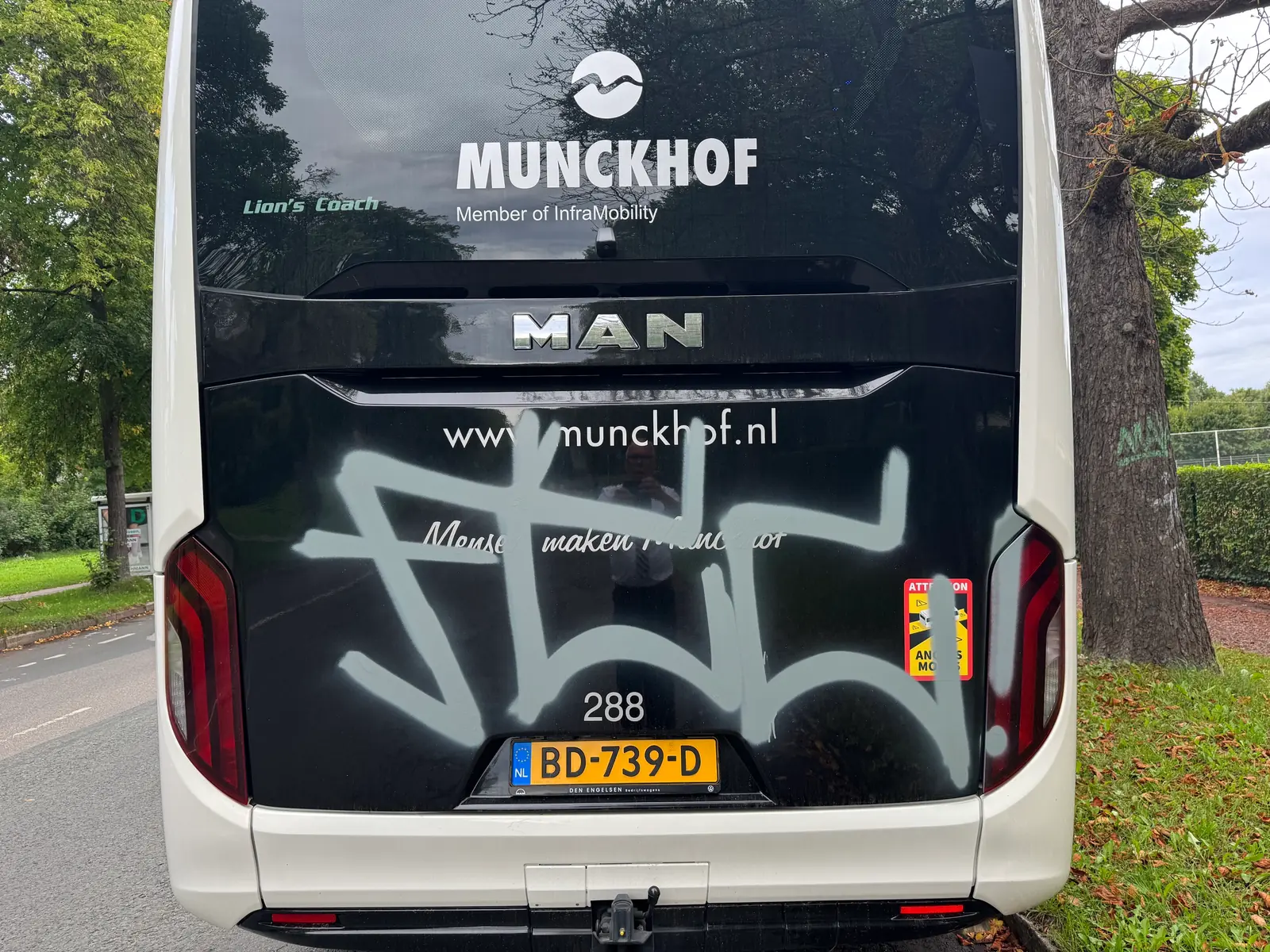 Mit Graffiti besprühtes Heck eines Reisebusses vor der professionellen Entfernung