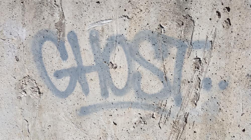 Graffiti Geisterbild – Misslungener DIY-Entfernungsversuch mit sichtbaren Rückständen auf Betonfläche
