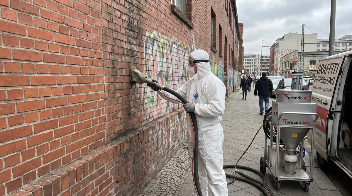 Graffiti entfernen – Professionelle Graffitientfernung mit Tornado ACS Vakuumstrahlverfahren an Berliner Klinkerfassade