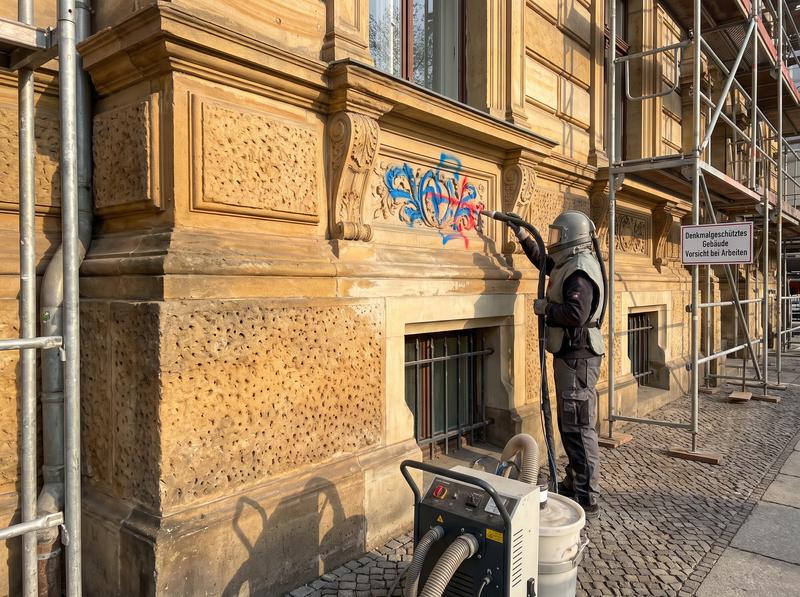 Graffiti Entfernung Berlin Naturstein – Denkmalgerechte Reinigung einer Sandsteinfassade