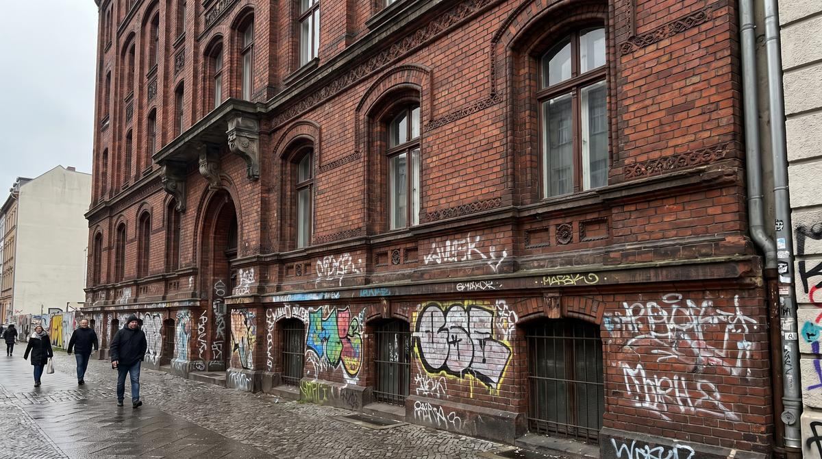 Graffiti auf Klinkerfassade Berlin – Denkmalgerechte Entfernung Gründerzeit