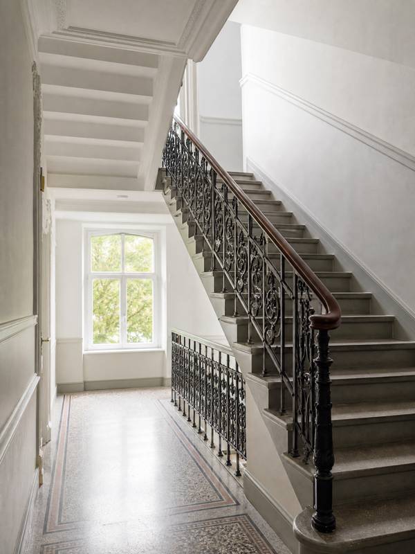 Treppenhausreinigung Berlin – Gepflegtes Altbau-Treppenhaus nach professioneller Reinigung