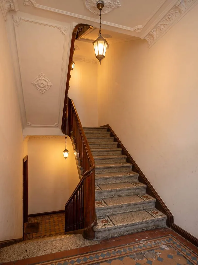 Altbau-Treppenhaus in Berlin Kreuzberg mit historischen Fliesen und Holzgeländer