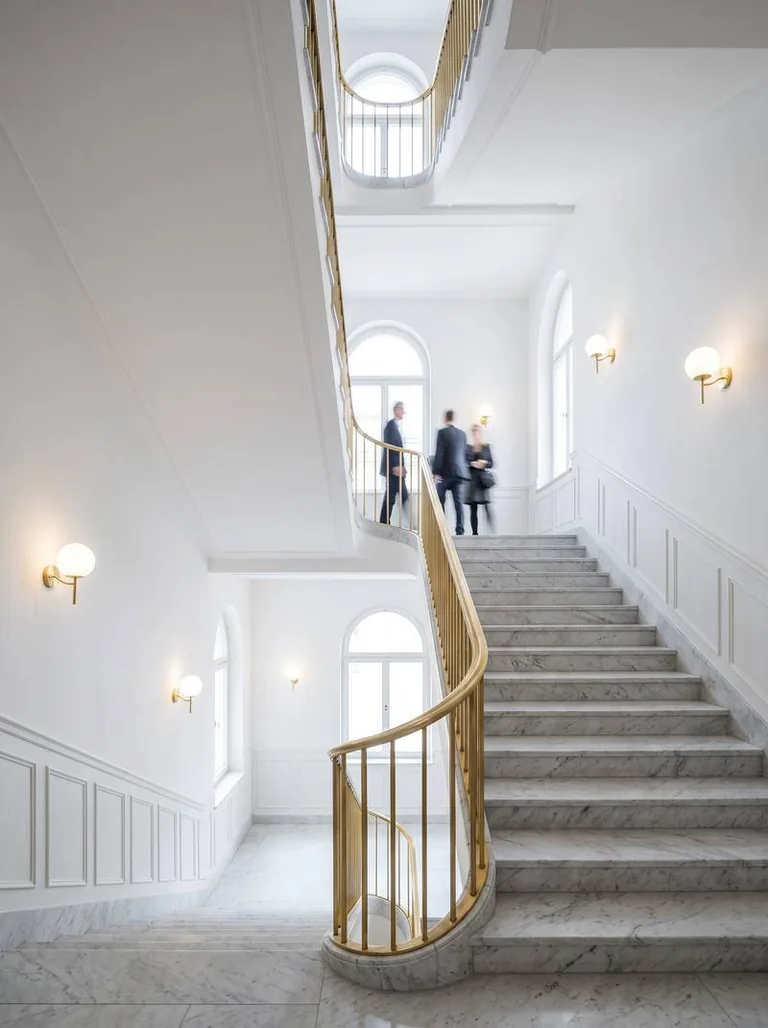 Repräsentatives Treppenhaus in Berlin Mitte mit Marmorstufen und Messinggeländer