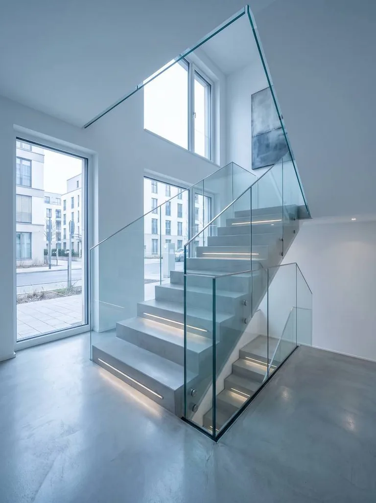 Gepflegtes Treppenhaus in Berlin Steglitz