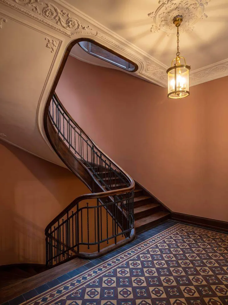 Elegantes Altbau-Treppenhaus in Berlin Schöneberg mit Jugendstil-Fliesen