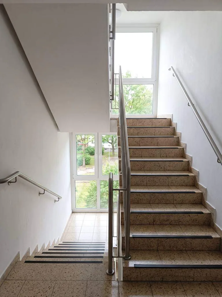 Sauberes Treppenhaus einer Wohnsiedlung in Berlin Spandau