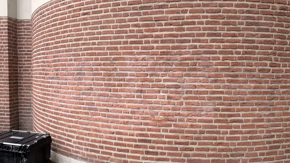 Backsteinfassade der Kirche Mor Afrem in Berlin-Charlottenburg nach der Graffitientfernung