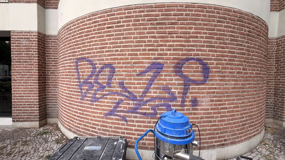 Backsteinfassade der Kirche Mor Afrem in Berlin-Charlottenburg vor der Graffitientfernung