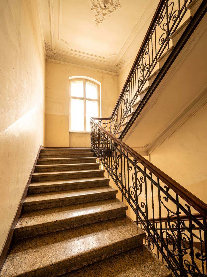 Treppenhaus in Berlin Tempelhof mit klassischem Altbau-Charakter und gepflegten Stufen