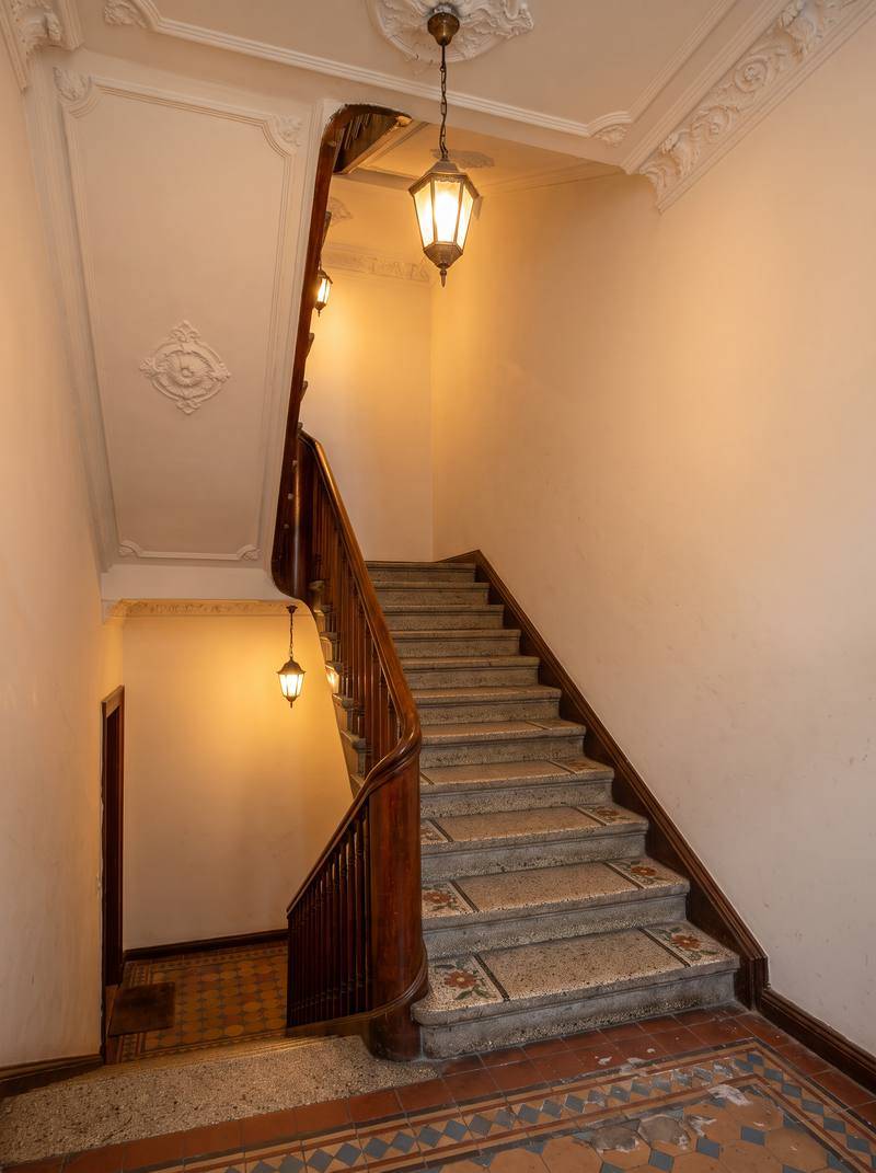 Altbau-Treppenhaus in Berlin Kreuzberg mit historischen Fliesen und Holzgeländer