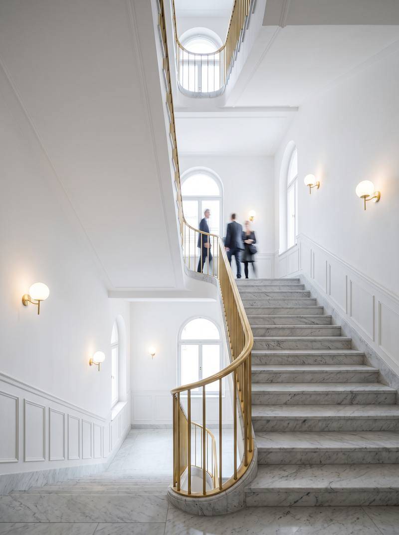 Repräsentatives Treppenhaus in Berlin Mitte mit Marmorstufen und Messinggeländer