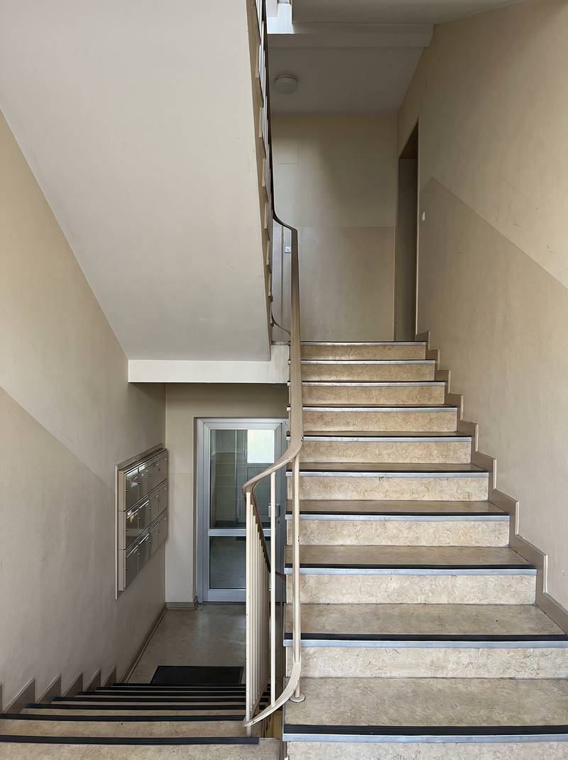 Treppenhaus eines Mehrfamilienhauses in Berlin Wedding mit funktionalem Design