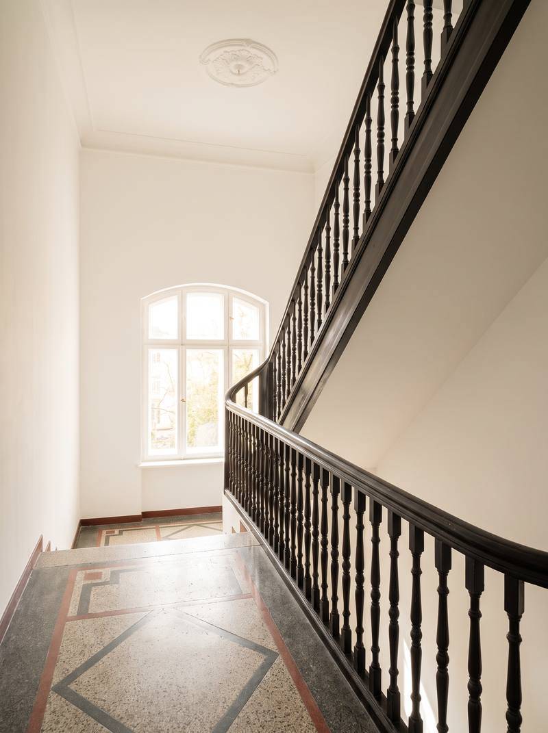 Treppenhaus in Berlin Pankow mit renoviertem Altbau-Charme und hellem Terrazzo