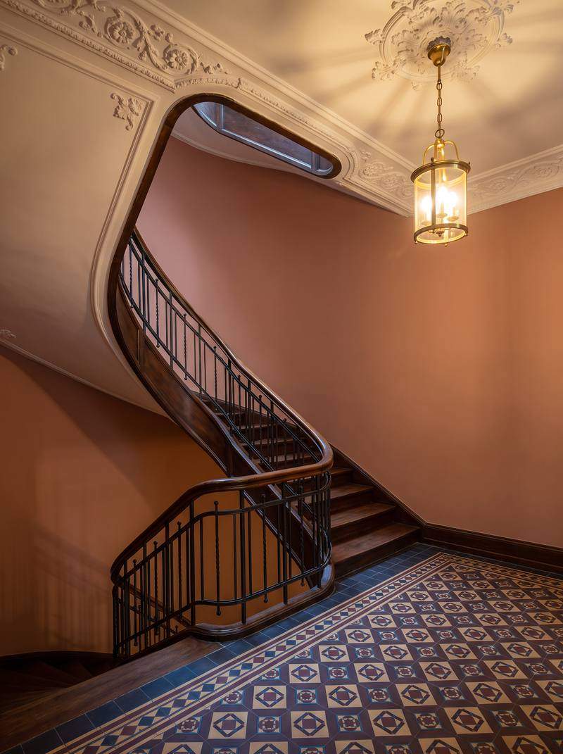 Elegantes Altbau-Treppenhaus in Berlin Schöneberg mit Jugendstil-Fliesen und geschwungenem Holzgeländer
