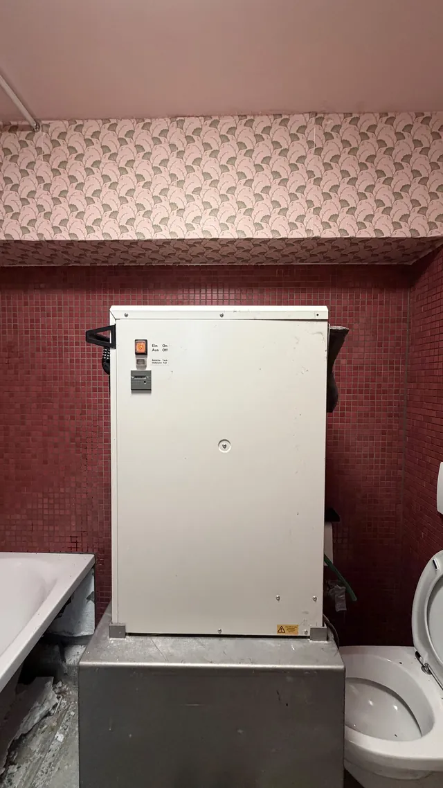 Luftentfeuchter im Badezimmer während der Trocknung