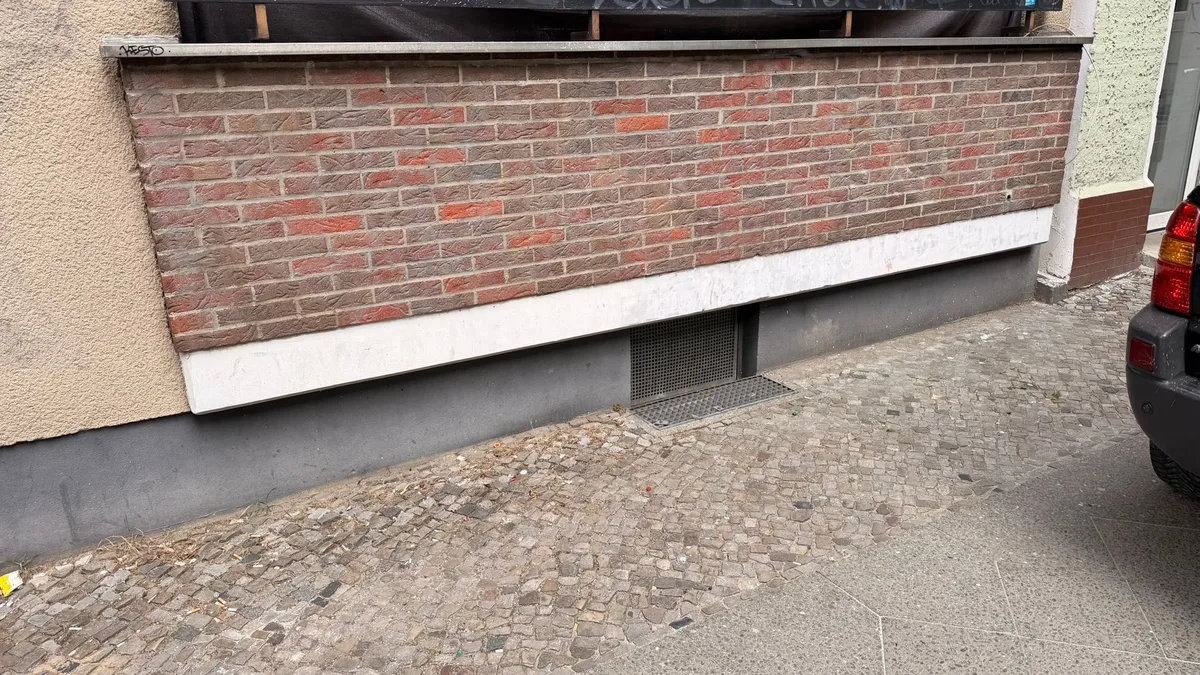 Echtsteinbalkon nach professioneller Graffitientfernung – Nachher