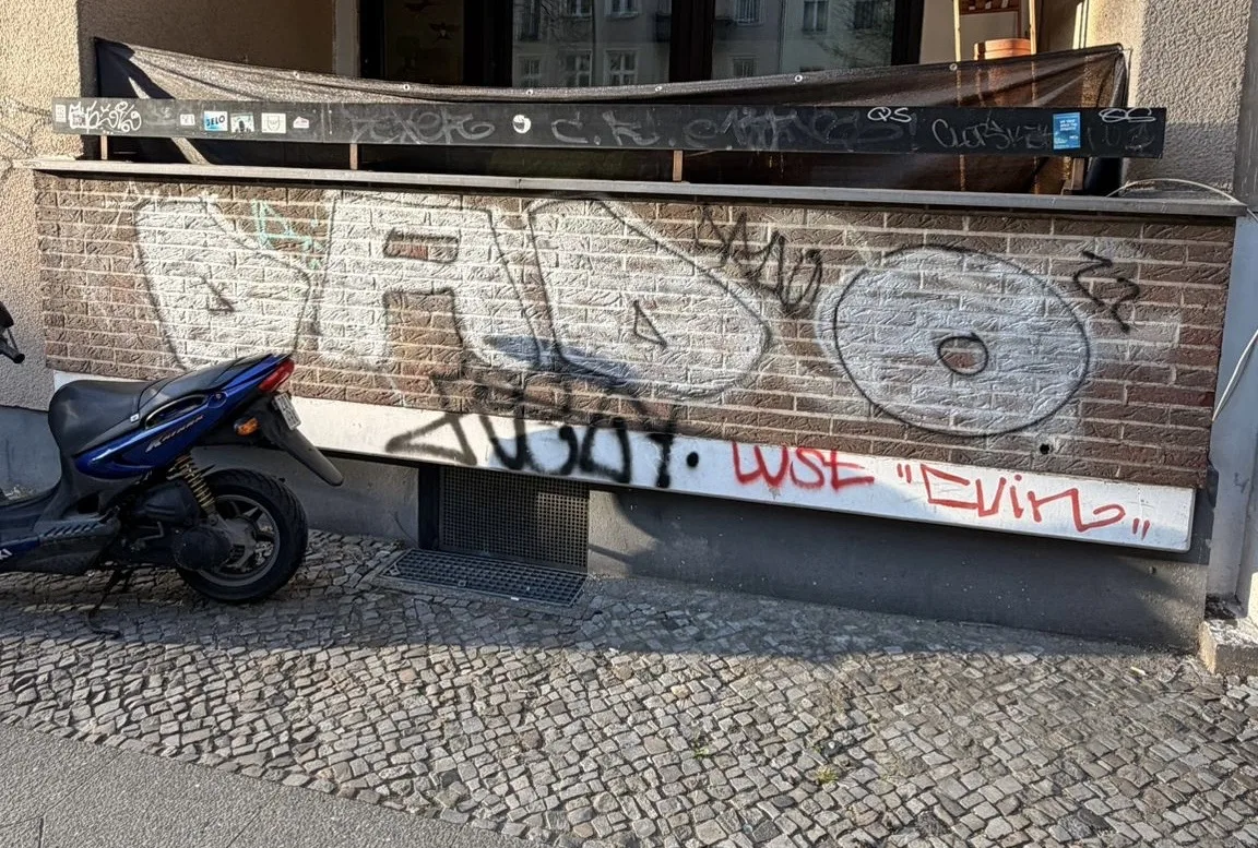 Graffiti auf Echtsteinbalkon in Berlin – Vorher