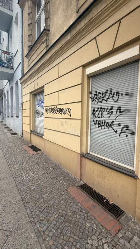 Vorher: Graffitientfernung Rollladen und Fassade Berlin-Mitte