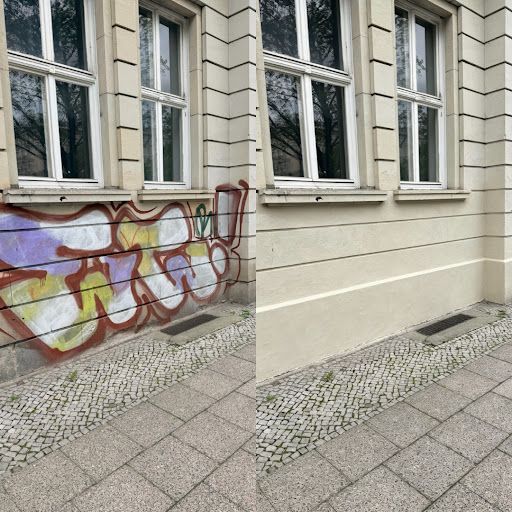 Graffitientfernung an denkmalgeschützter Fassade in Berlin